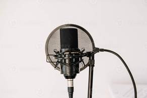 professionele studiomicrofoon op een modern statief 4525414 stockfoto bij  Vecteezy