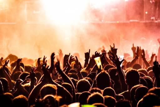 Afbeelding met concert, muziek, massa, buitenshuis

Door AI gegenereerde inhoud is mogelijk onjuist.